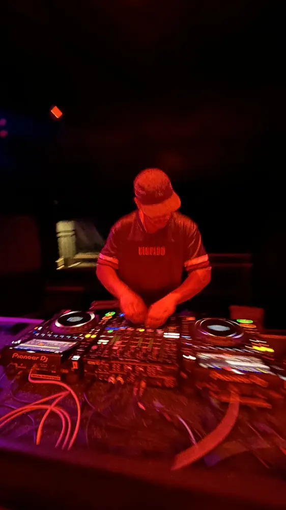 DJ-Setup mit Mischpult und Verkabelung im Einsatz
